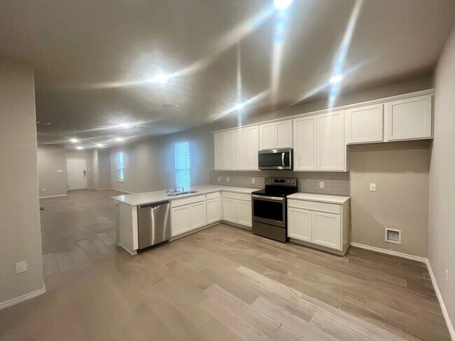 Building Photo - Charming 3/2 conveniently located to Lackland, Toyota, Palo Alto & Texas A&M San Antonio!