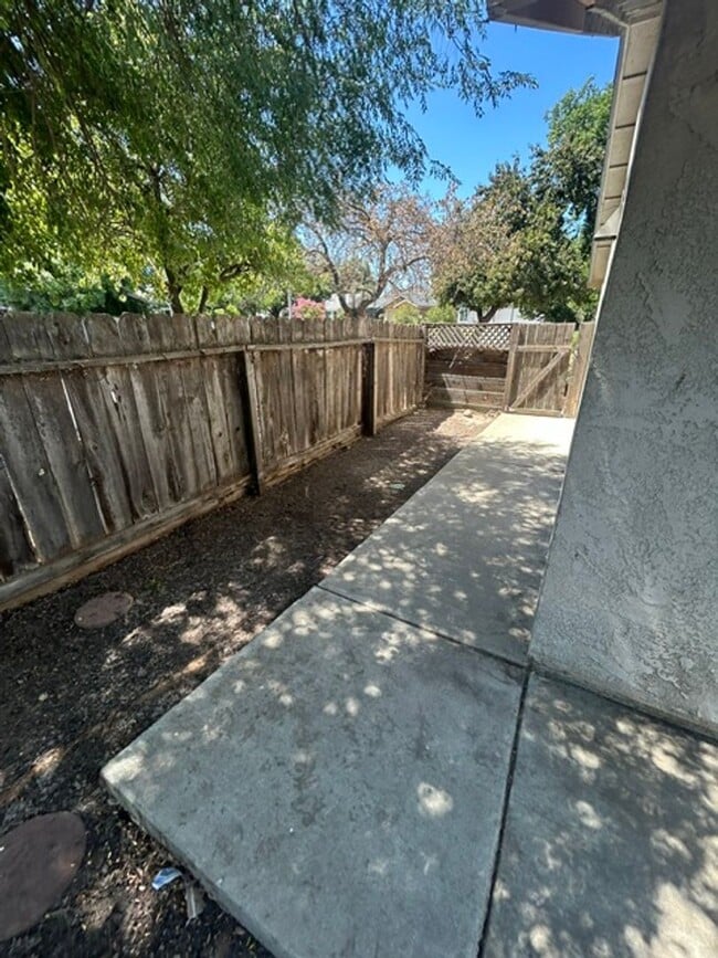 Building Photo - 3 bedroom 2 bathroom in Desirable SW Visalia!