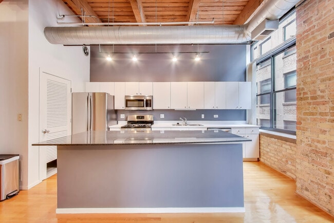 Primary Photo - 375 W Erie St