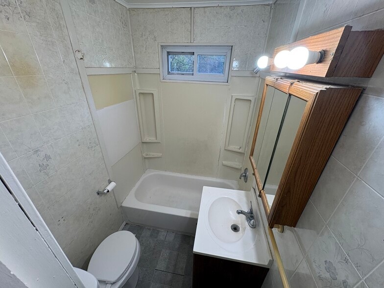 Building Photo - 2 Seawanhaka Ave