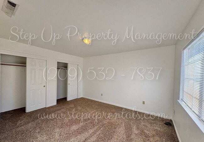 Building Photo - Bright and Freshly Updated 3 Bed 1.5 Bath Townhouse!