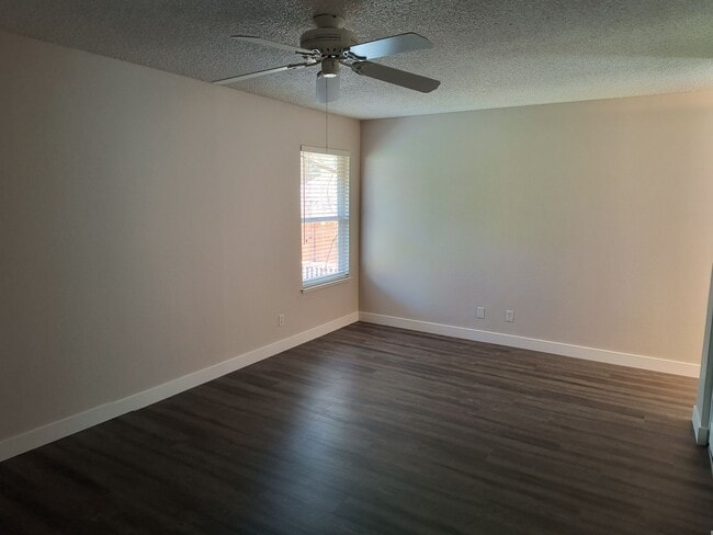 Building Photo - Newley Updated 4 bedroom, 2.5 bathroom Townhome in Citrus Heights!!!