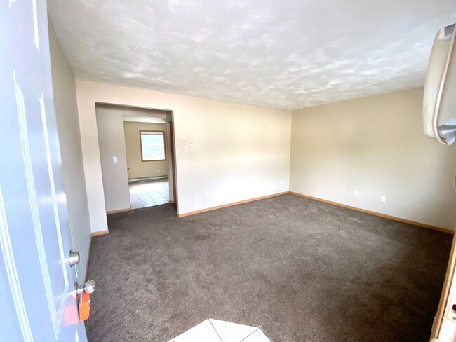 Building Photo - 3 Bedroom Duplex in North Fargo!