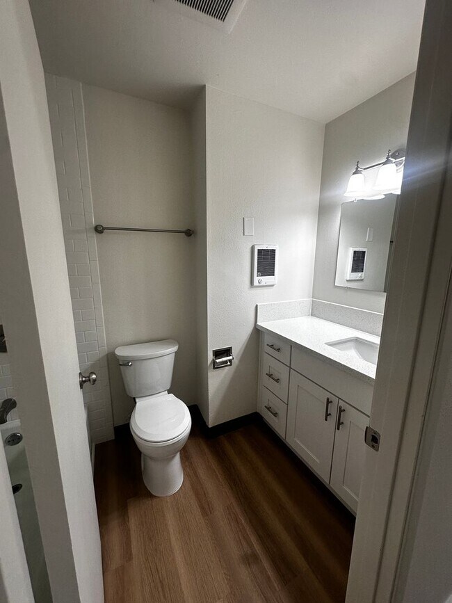 Building Photo - Spacious 3-Bedroom Apartment with Limited-...