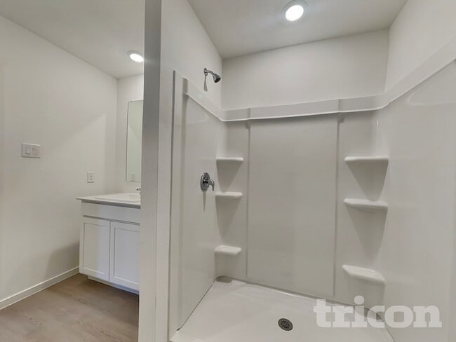 Building Photo - 1624 Parlier St