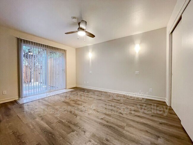 Building Photo - 923 Ravenscourt Ave