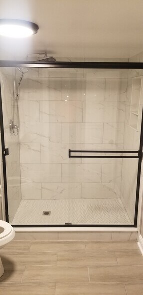 bathroom - 7920 S Manistee Ave