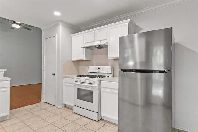 Building Photo - 6 Thicket Grove Pl