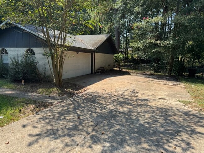 Building Photo - 610 Pine Cone Dr