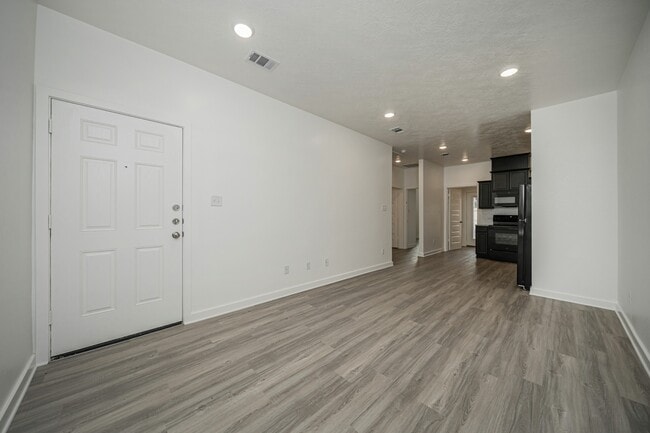 Building Photo - 1608 W 5th St