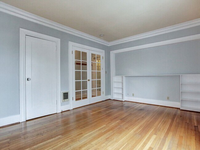 Building Photo - Beautiful 1 Bed w/ Hardwoods on NW Couch &...