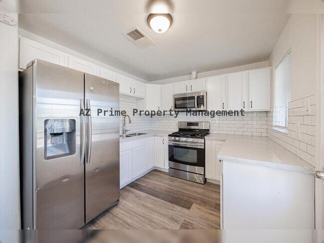 Building Photo - 2646 E Willetta St