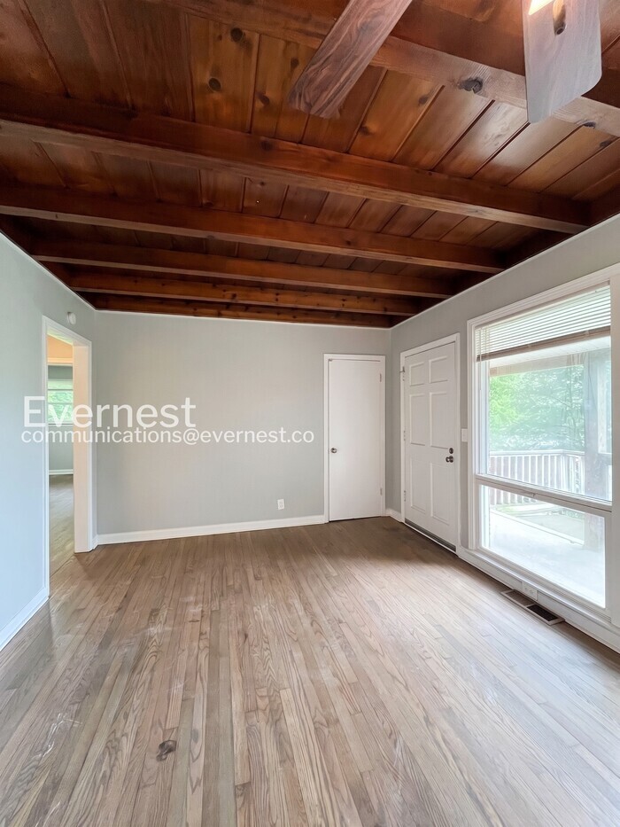 Building Photo - 405 Cedarvalley Dr