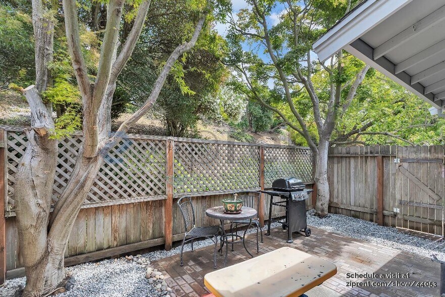 Building Photo - 2157 Clearview Cir