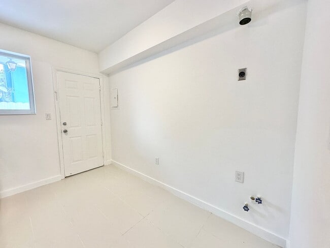 Building Photo - Freshly remodelled 2bed/1bath in a duplex ...