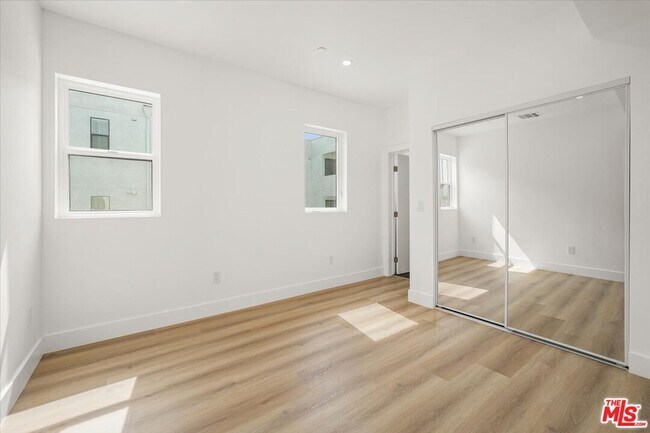 Building Photo - 914 N Hudson Ave