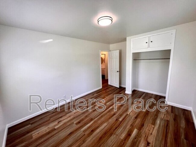Building Photo - 5746 S Rockford Ave