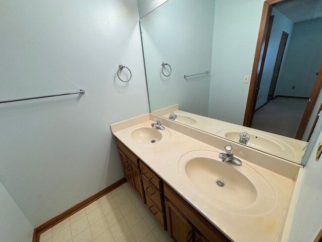 Building Photo - Comfortable Living