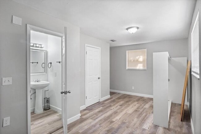 Building Photo - 900 N Denning Dr