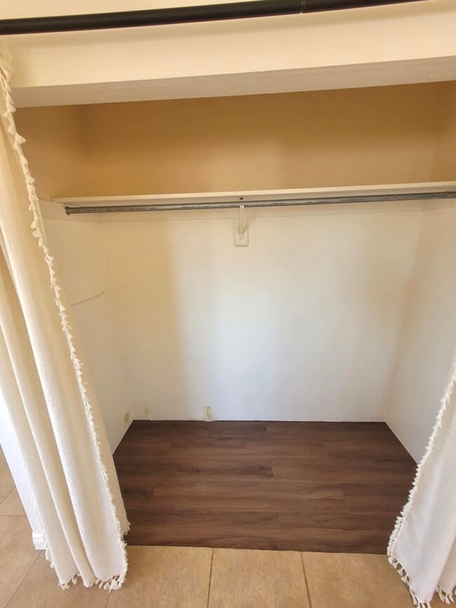 Building Photo - 1550 Encino Dr