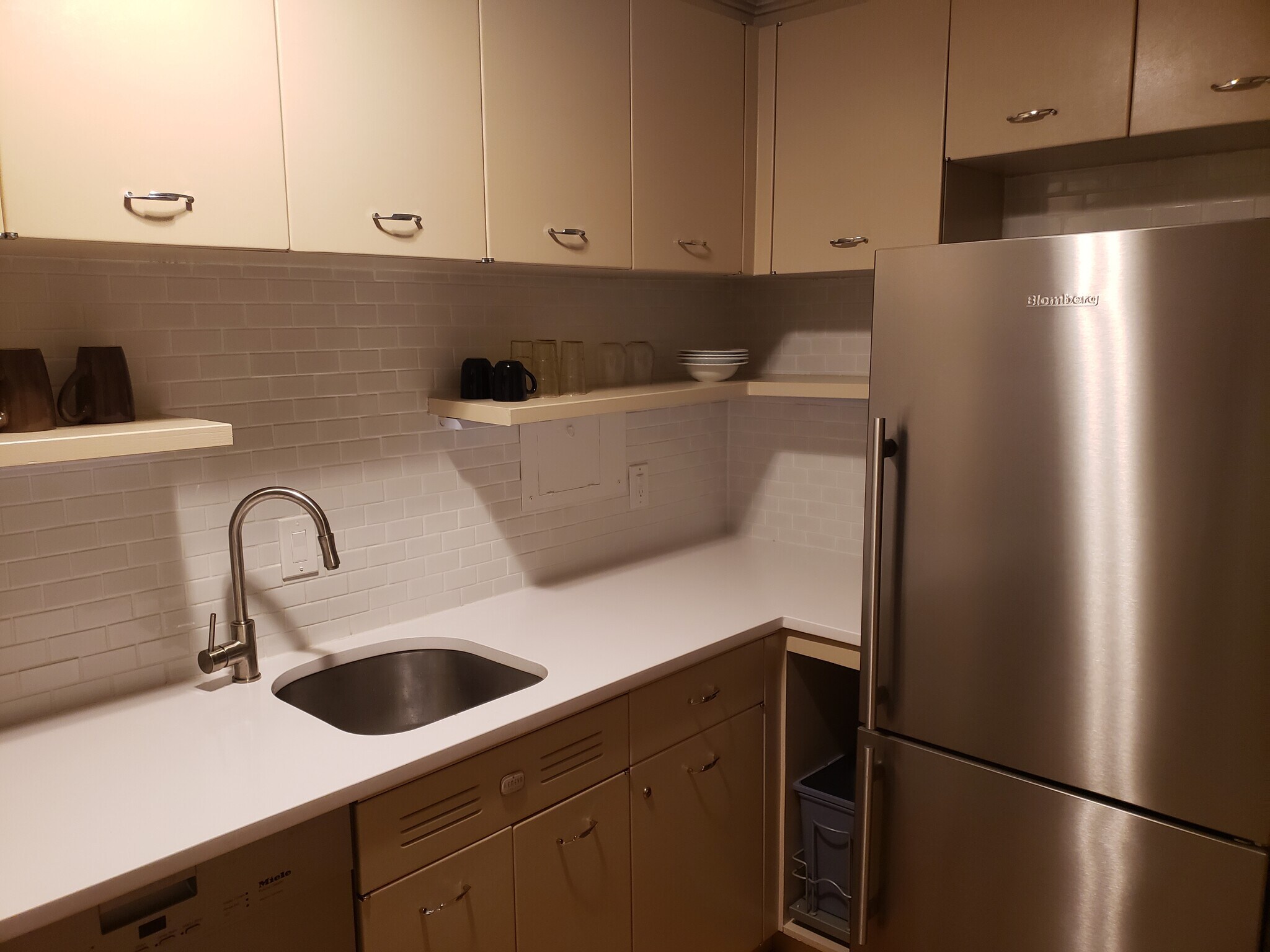 kitchen with fridge - 510 N St SW