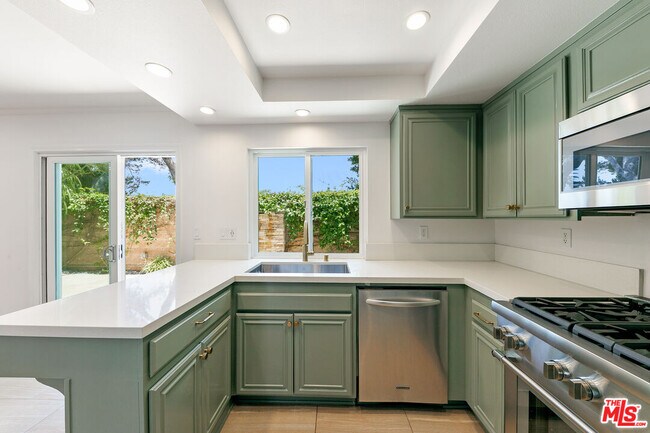 Building Photo - 6515 Dume Dr