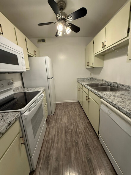 Building Photo - 514 N Petway St