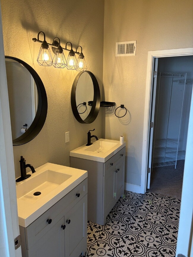 Building Photo - Reduced Rent-Top-Floor 3 Bed, 2 bath Condo with Scenic Views in Littleton!