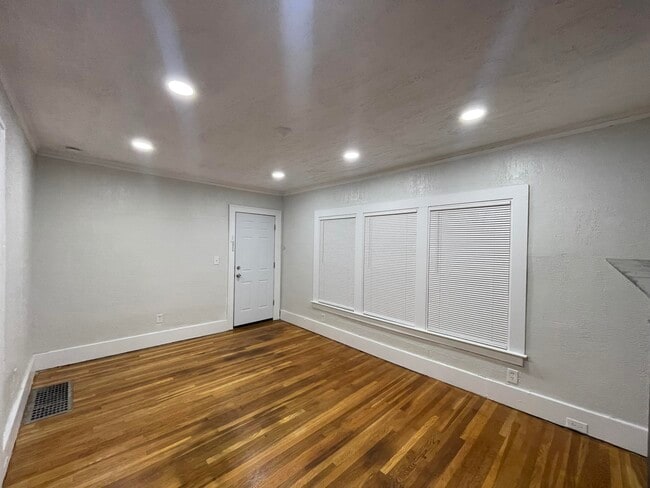 Building Photo - 3257 Blaine St