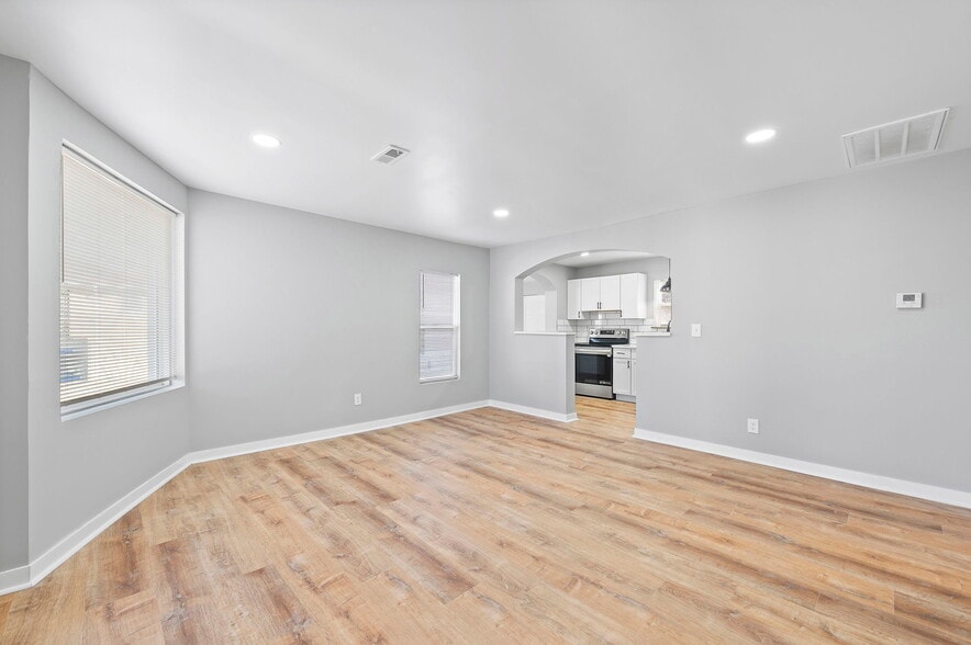 Building Photo - 5005 N Elmwood Ave