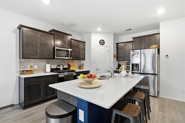 Building Photo - 807 Cormorant St