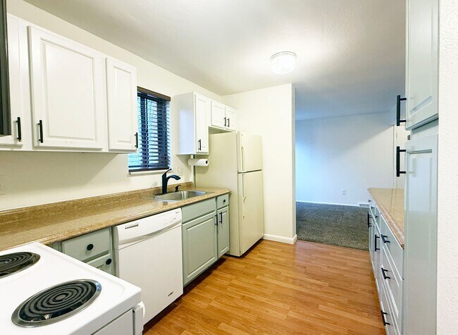 Building Photo - Clean & Quiet 3 Bed / 2.5 Bath Town Home with 2 Car Garage in Arvada