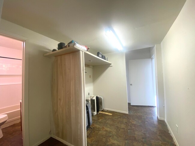 Building Photo - 4 Bedroom in Hyde Park!  Prelease for Augu...