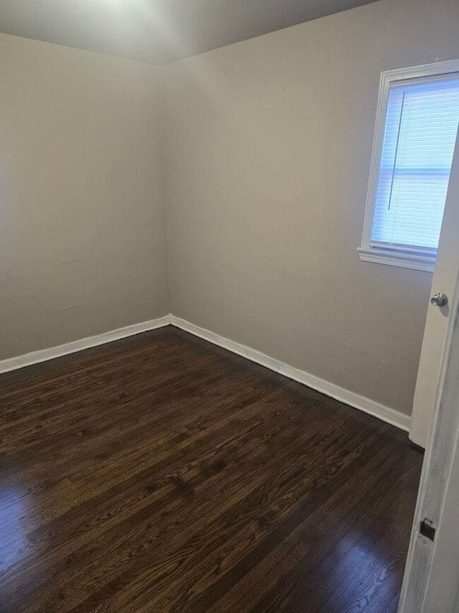 Building Photo - COZY 3 BEDROOM HOME WITH APPLIANCES