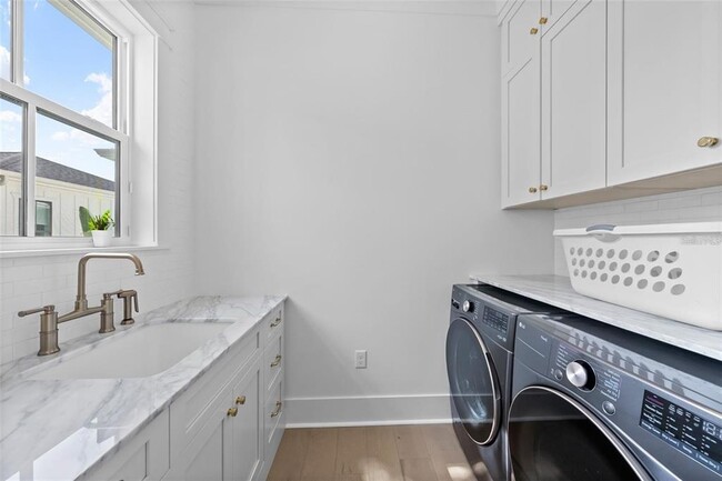 Building Photo - 321 12th Ave NE