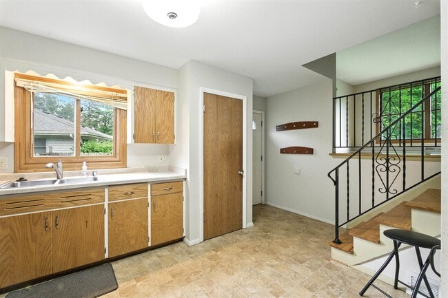 Building Photo - 438 Falcon Cir