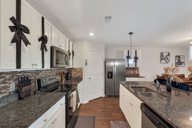 Building Photo - 4 Bed, 2 Bath Gem in Park West!