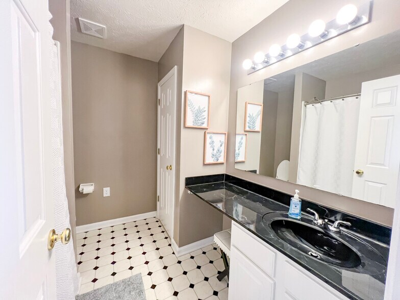 Building Photo - 13255 Summerwood Ln