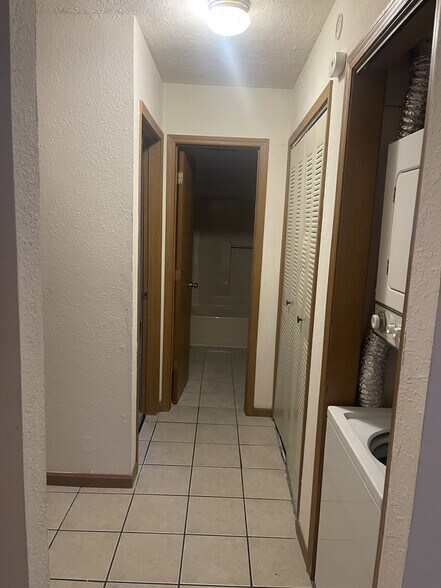 Building Photo - 1615 Sylvan Ln