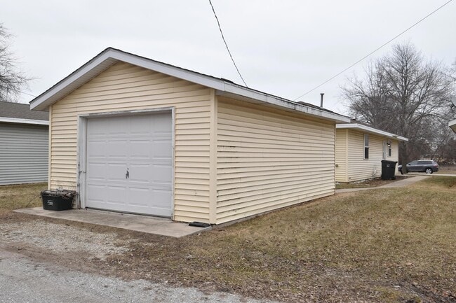 Building Photo - 3042 Hamlin Ave