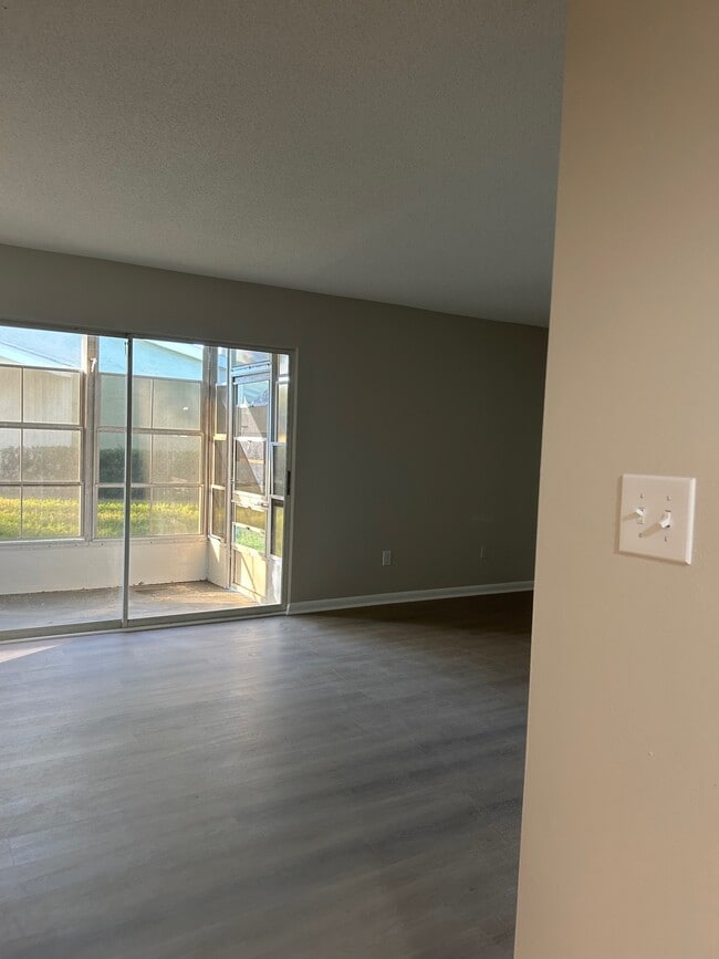 Building Photo - 559 Fairways Cir