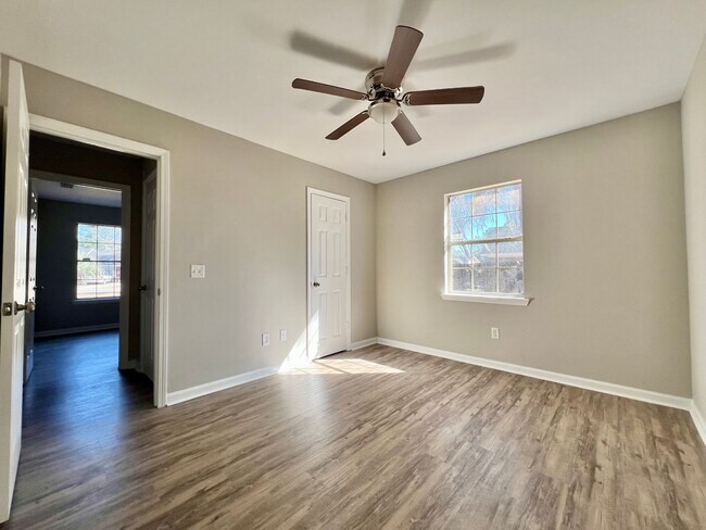 Building Photo - COMING MID-MAY 2026! (Pet Friendly)