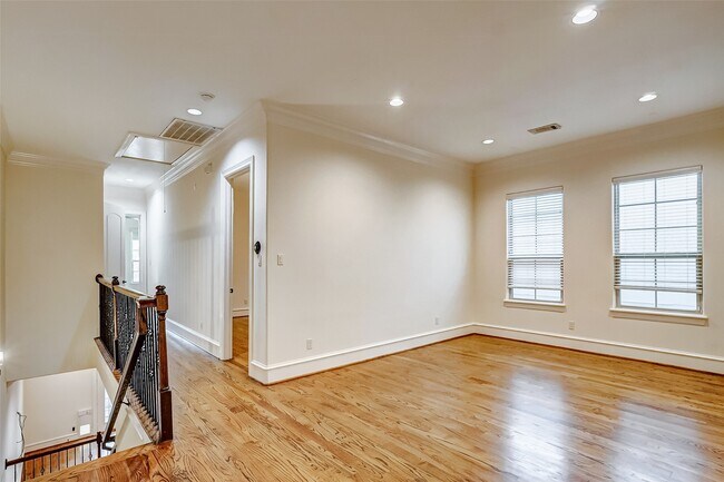 Building Photo - 5710 Darling St