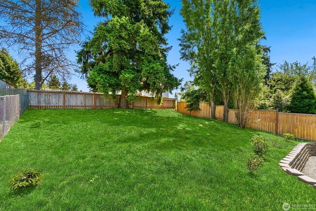 Building Photo - Remodeled, move in condition!