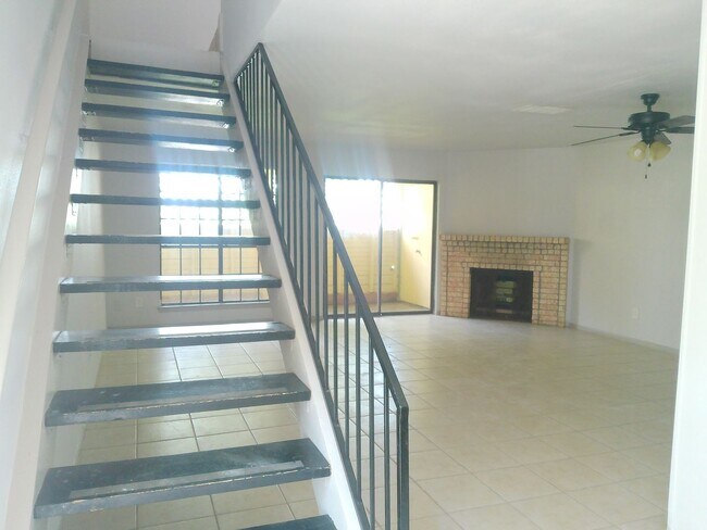 Building Photo - 2309 Capitan Dr