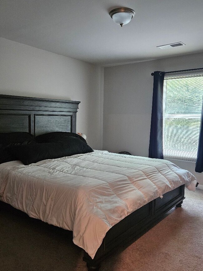 Building Photo - 3 Bedroom, 2.5 Bath two story home in High...