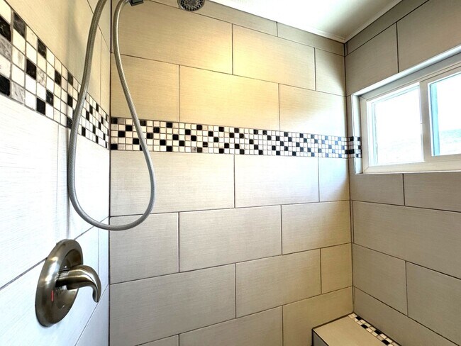 Building Photo - 4BR/3BA House in Rancho Penasquitos - Powa...