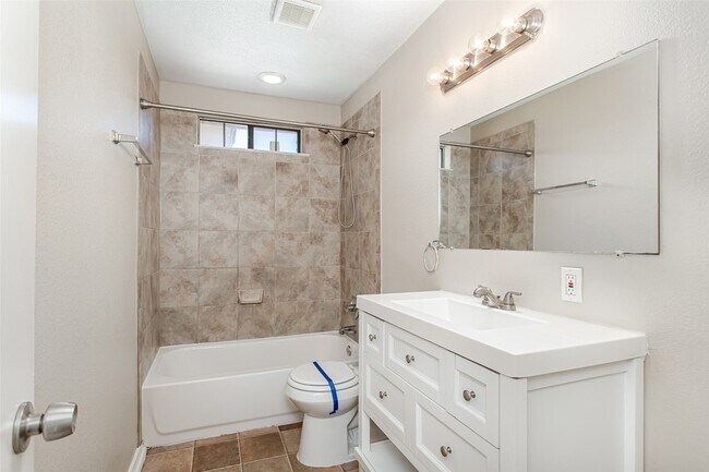 Building Photo - 10818 Sharondale Ln