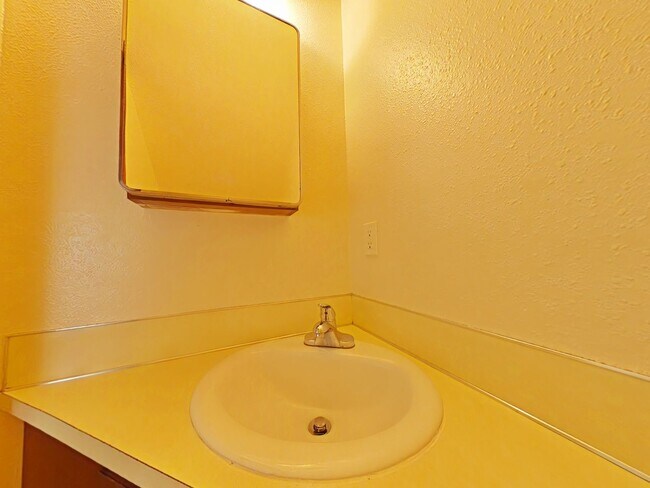 Building Photo - 2 Bedroom Apartment ~ Albany ~ Small Pet Friendly