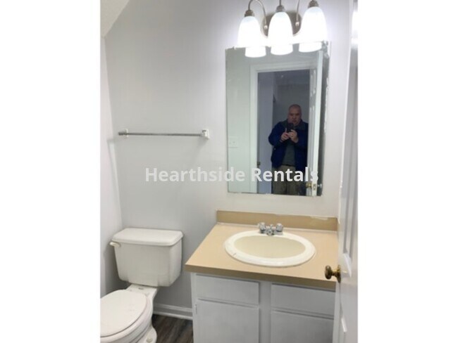 Building Photo - **2 Bedroom 2.5 Bath Townhouse Minutes Awa...